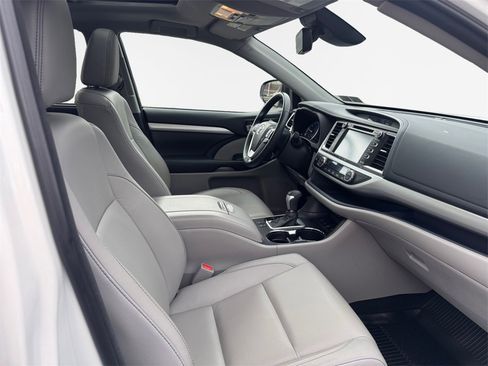 Used 2018 Toyota Highlander XLE image 26