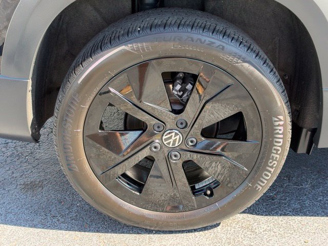 Used 2025 Volkswagen Taos SE FWD image 6