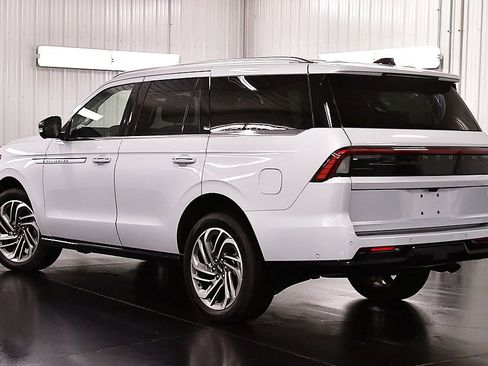 Used 2025 Lincoln Navigator Reserve AWD/4WD image 5