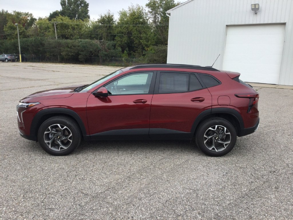 Used 2024 Chevrolet Trax LT w/ Driver Confidence Package FWD image 4