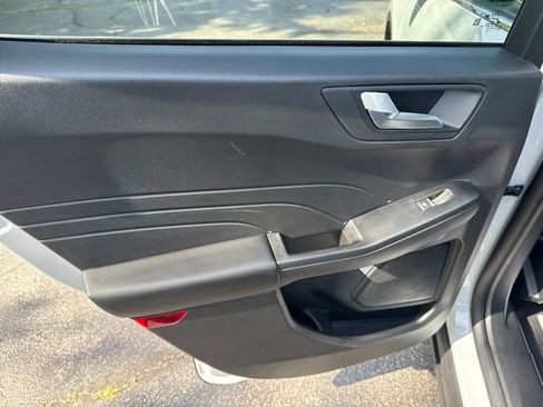 Certified 2025 Ford Escape SE FWD image 11