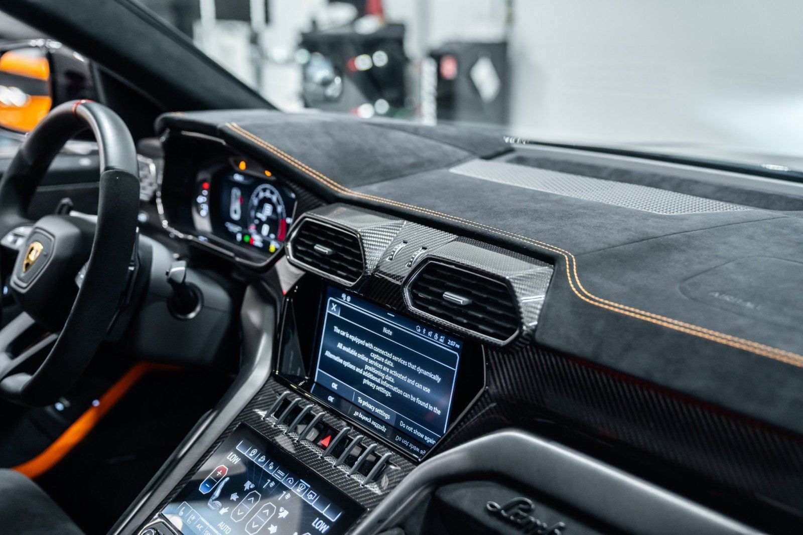 Used 2024 Lamborghini Urus Performante AWD/4WD image 25