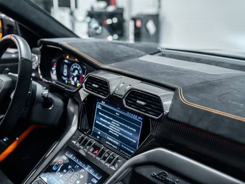Used 2024 Lamborghini Urus Performante AWD/4WD image 25