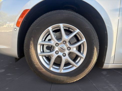 Used 2024 Chrysler Pacifica Touring-L FWD image 12