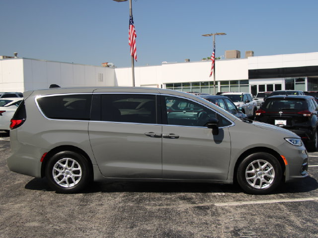 Used 2025 Chrysler Pacifica Select FWD image 10