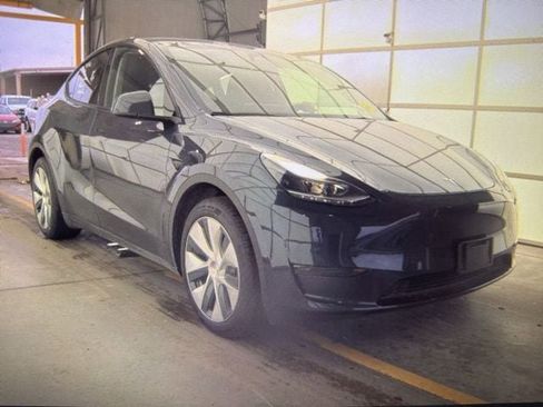 Used 2024 Tesla Model Y Long Range image 1