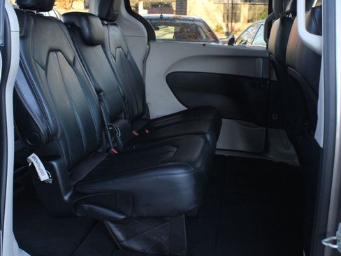 Used 2018 Chrysler Pacifica Touring-L image 34