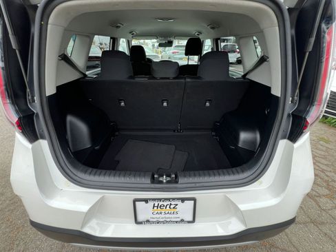 Used 2025 Kia Soul LX w/ LX Technology Package FWD image 36