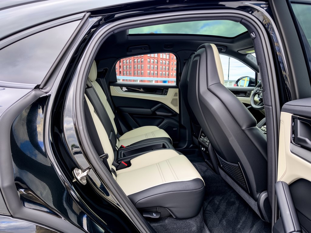Certified 2026 Porsche Cayenne E-Hybrid Coupe AWD/4WD image 29