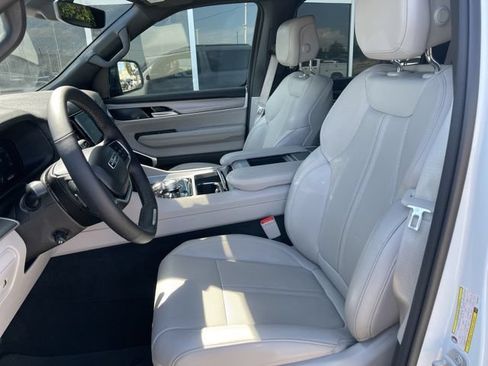 Used 2025 Jeep Wagoneer L 4WD image 11