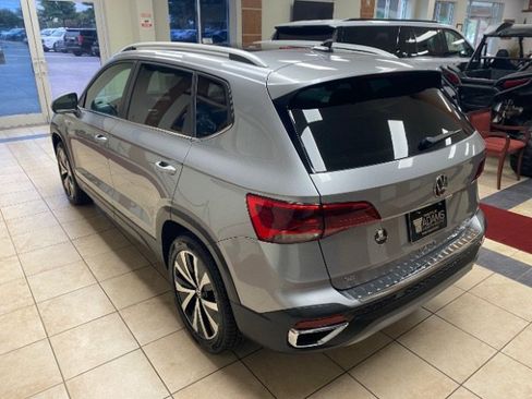Used 2023 Volkswagen Taos SE AWD/4WD image 3