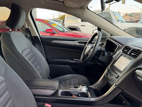 Used 2017 Ford Fusion SE w/ Fusion SE Technology Package image 27