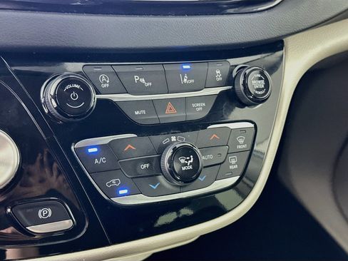 Used 2024 Chrysler Pacifica Touring-L FWD image 22