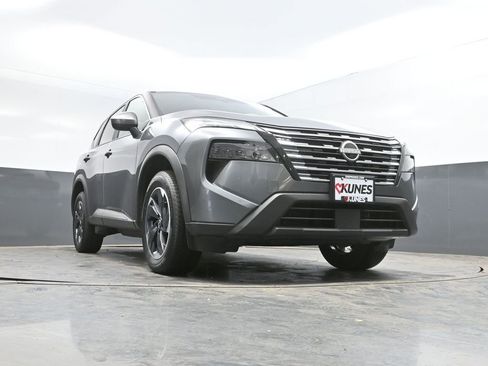 Used 2025 Nissan Rogue SV image 33