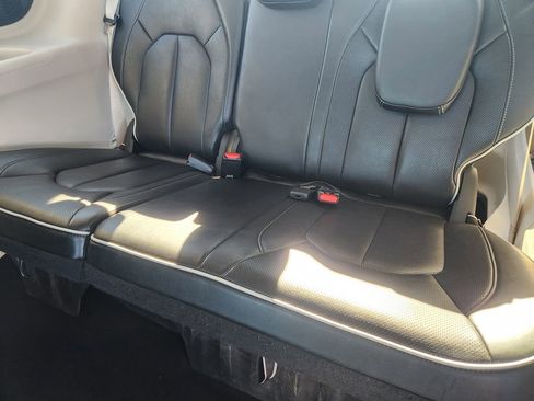 Used 2024 Chrysler Pacifica Limited image 31