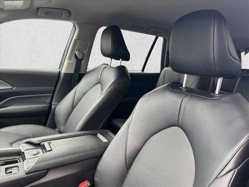 Certified 2025 Toyota Grand Highlander FWD image 16