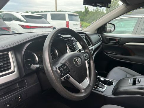 Used 2015 Toyota Highlander LE AWD/4WD image 17