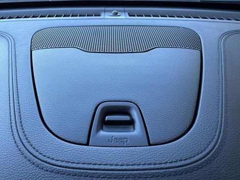 Used 2017 Jeep Cherokee Latitude w/ Comfort/Convenience Group FWD image 32