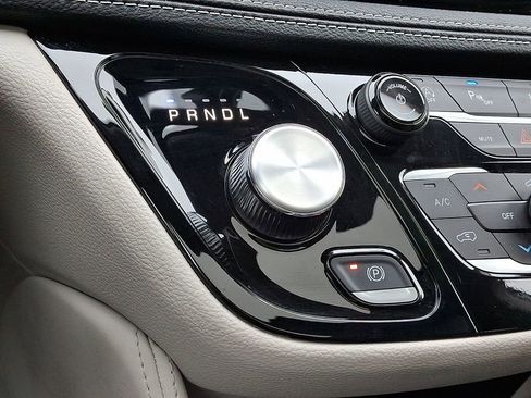 Used 2024 Chrysler Pacifica Limited FWD image 19