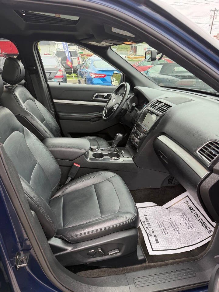 Used 2017 Ford Explorer XLT w/ Equipment Group 202A AWD/4WD image 30