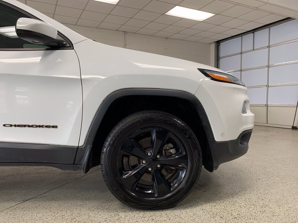 Used 2017 Jeep Cherokee Limited w/ Luxury Group AWD/4WD image 9