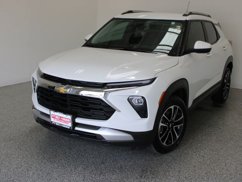 Used 2025 Chevrolet TrailBlazer LT w/ Driver Confidence Package FWD image 2