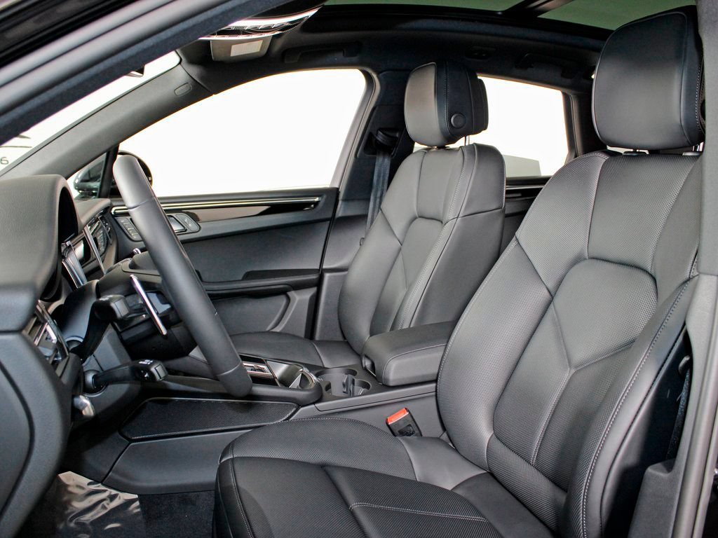 Certified 2026 Porsche Macan AWD/4WD image 5