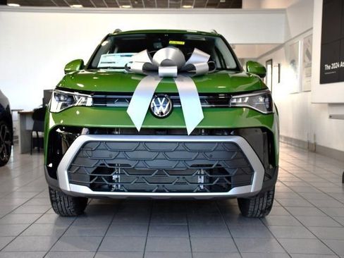 New 2026 Volkswagen Taos SE image 2