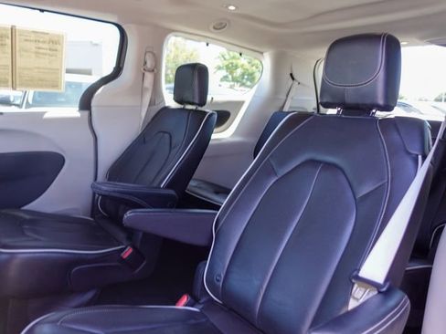 Used 2023 Chrysler Pacifica Limited FWD image 22