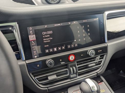 Used 2025 Porsche Macan image 18