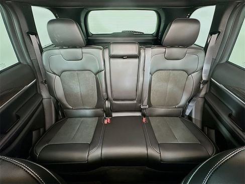 New 2026 Jeep Grand Cherokee Altitude image 10