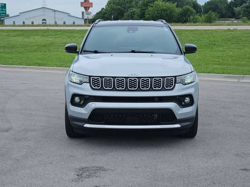Used 2025 Jeep Compass Limited AWD/4WD image 2