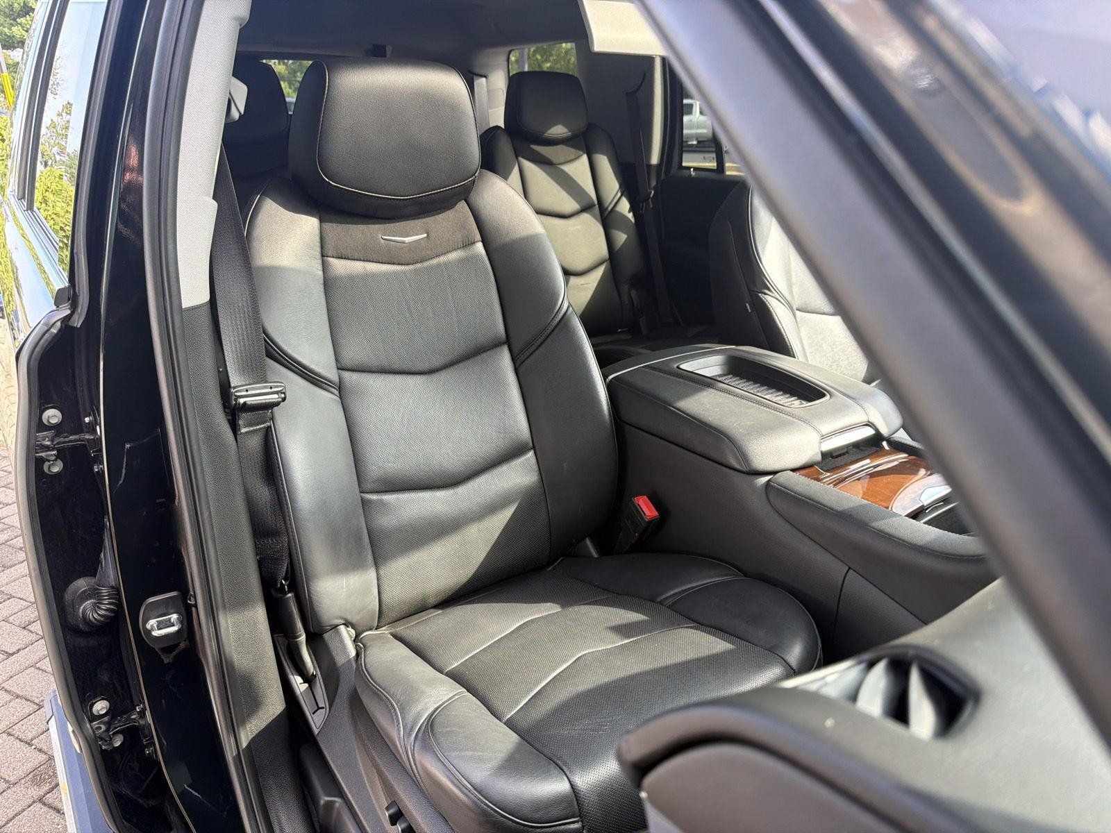 Used 2020 Cadillac Escalade Premium Luxury AWD/4WD image 38