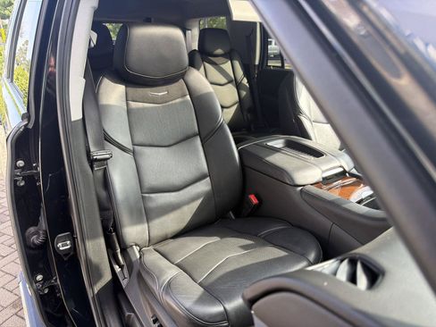 Used 2020 Cadillac Escalade Premium Luxury AWD/4WD image 38