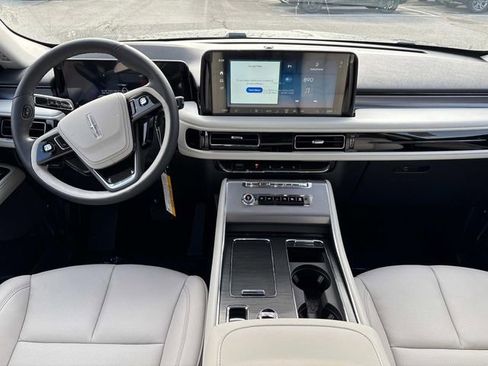 New 2025 Lincoln Aviator AWD w/ Jet Appearance Package image 17