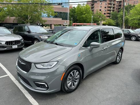 Used 2022 Chrysler Pacifica Touring-L w/ Uconnect Theater Family Group FWD image 4