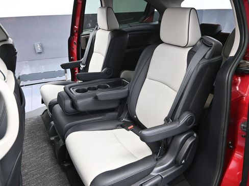 Used 2025 Honda Odyssey Elite image 40