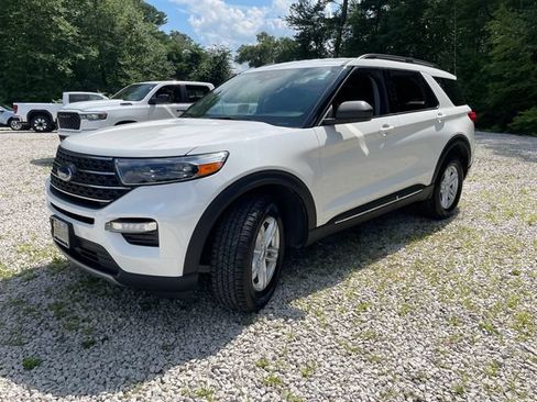 Used 2022 Ford Explorer XLT w/ Equipment Group 202A AWD/4WD image 4