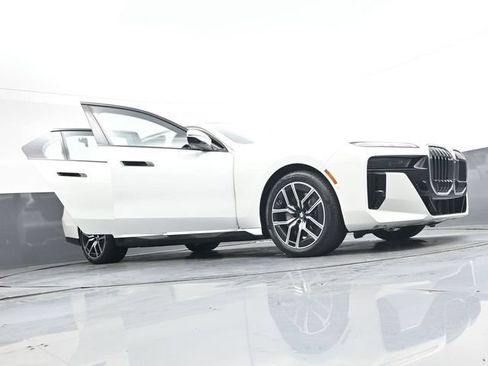 Used 2024 BMW 740i xDrive AWD/4WD image 41