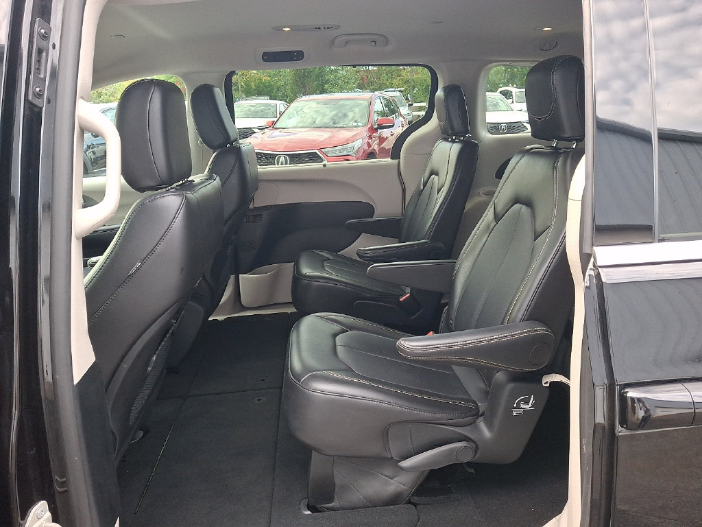 Used 2024 Chrysler Pacifica Touring-L FWD image 10