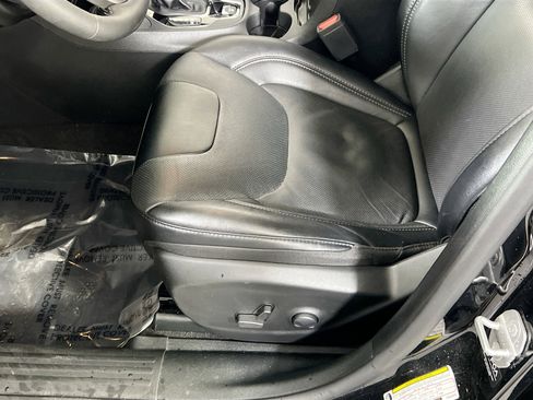 Used 2022 Jeep Cherokee Limited image 18