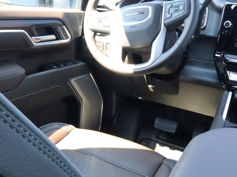 New 2026 GMC Sierra 3500 Denali w/ Denali Reserve Package AWD/4WD image 9