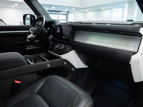 Used 2023 Land Rover Defender 130 SE image 27