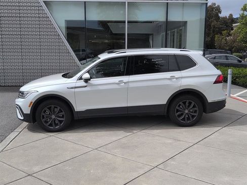 Used 2023 Volkswagen Tiguan SE w/ Panoramic Sunroof Package image 8