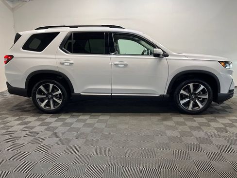 Used 2025 Honda Pilot Touring image 4
