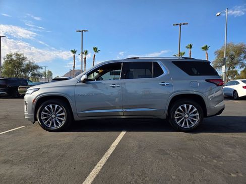 Used 2023 Chevrolet Traverse Premier FWD image 3