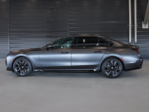 Used 2025 BMW 740i w/ Premium Package RWD image 13