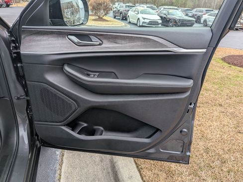 New 2025 Jeep Grand Cherokee Limited image 36