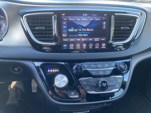 Used 2020 Chrysler Pacifica Touring-L image 15