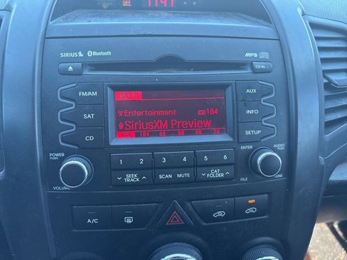 Used 2011 Kia Sorento LX w/ Convenience Pkg image 16